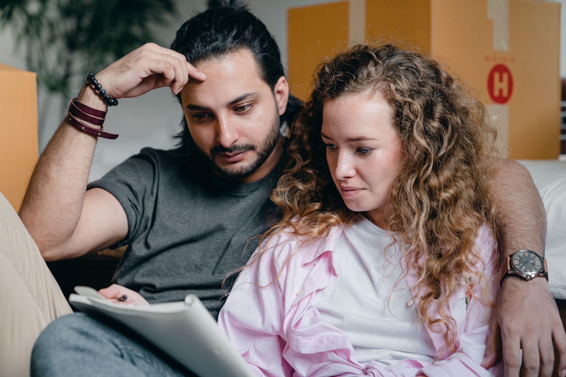 Een man en een vrouw kijken samen geconcentreerd in een notitieboek
